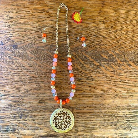 💍Kohls Costume Jewlery Set Necklace/Earrings Multi Colored Beads Gold Charm EUC - Picture 1 of 6